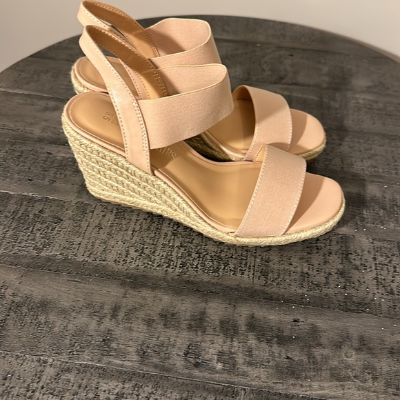 Blush colored wedge sandals - Picture 2 of 4